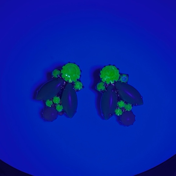 Vintage Green Uranium Glass Clip On Earrings - Picture 3 of 6